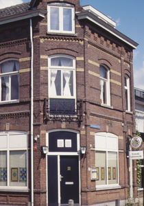 880123 Gezicht op de voor- en zijgevel van het Eetcafé Lauwerecht (Verenigingdwarsstraat 28) te Utrecht., met links de ...